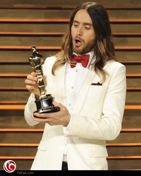 جاريد ليتو يحمل جائزة الأوسكار