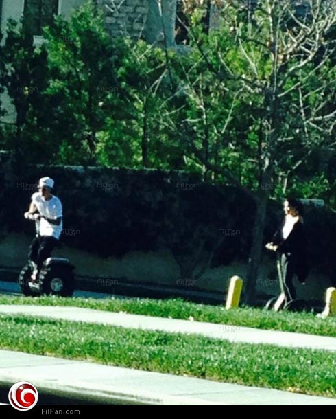 سيلينا وجستين يقودان السيجواي معا