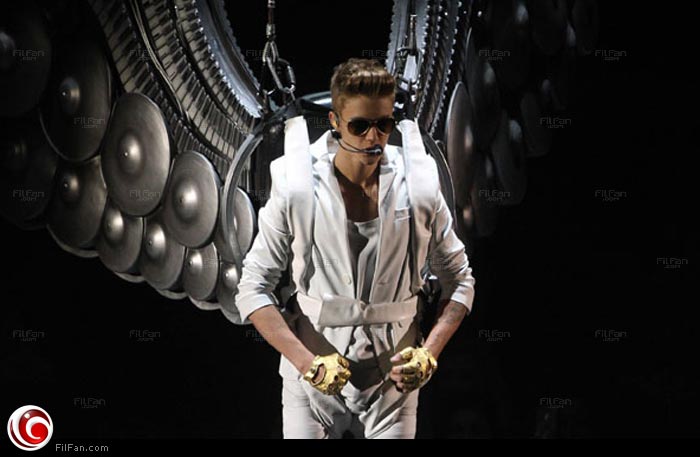 جستين بيبر بجناحين في جولته &quot;Believe &quot;