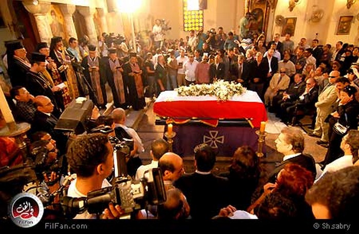 المخرج العالمي يوسف شاهين ونظرة الوداع من محبيه وتلامذته