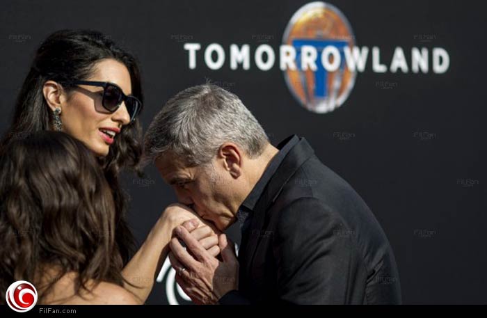 جورج كلوني يقبل يد زوجته أمل في افتتاح فيلمه Tomorrowland