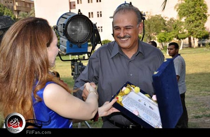 جمال سليمان يتسلم الجائزة من الدكتورة نهال كامل مديرة المركز ومدير تحرير مجلة سمراء خليجية