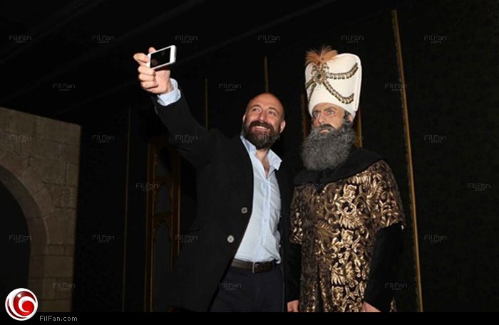 هاليت أرجنتش يلتقط Selfie مع تمثال &quot;السلطان سليمان&quot;