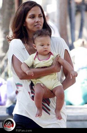 لبنجمة السمراء هال بيري