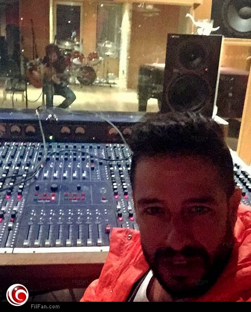 محمد حماقي في الاستوديو في إسبانيا