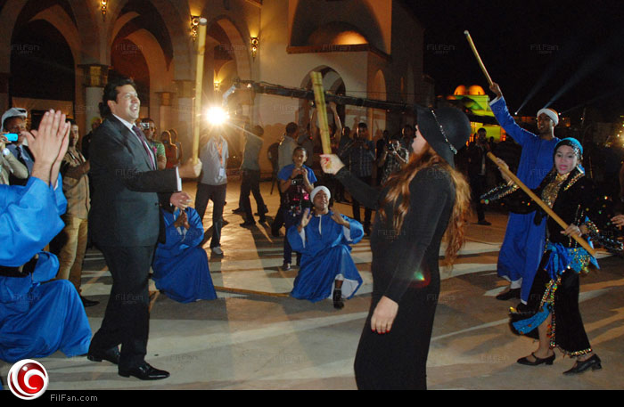 هاني يرقص مع فيفي بالعصا لإفشاء السلام من مصر