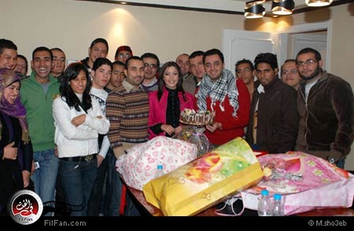 جنات وبجانبها حاتم فهمي والمنتج أحمد الدسوقي وحولهم المعجبين وهم يغنون احتفالا بعيد ميلادها