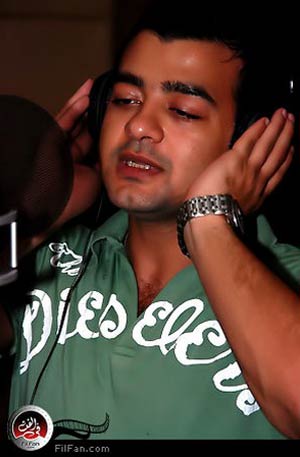 هيثم شاكر خلال تسجيل الدعاء