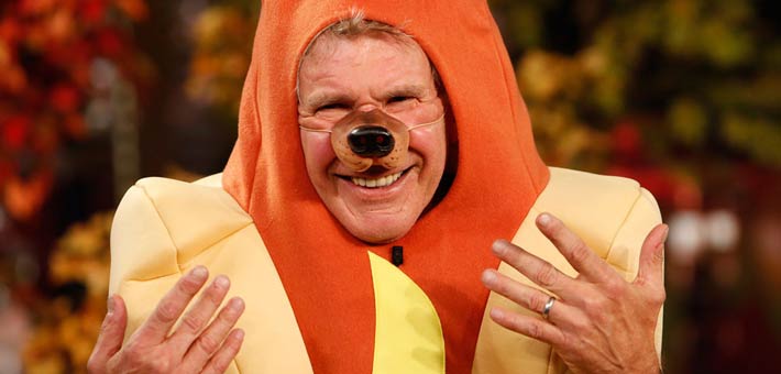 هاريسون فرود متنكرا بكلب متنكر في زي &quot;هوت دوج&quot;