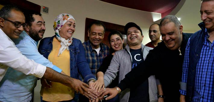 محمد هنيدي مع عدد من أبطال المسلسل