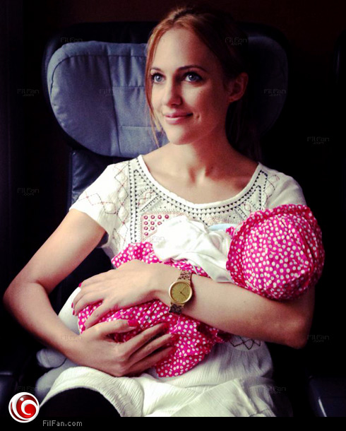 مريم أوزرلي مع ابنتها لارا