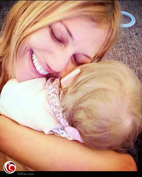 مريم أوزرلي تحتفل بعيد ميلاد ابنتها الأول.