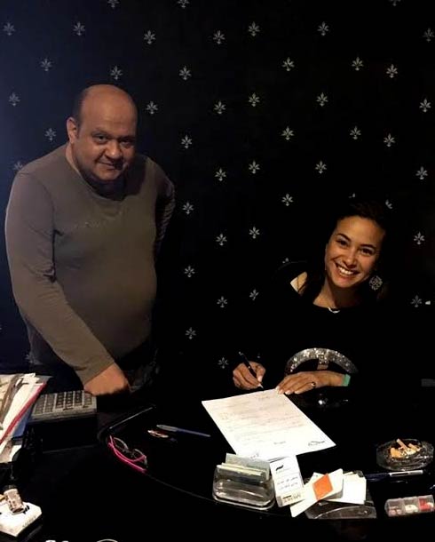 هند صبري وسامح العجمي أثناء توقيع عقد فيلم &quot;كرسي بعَجَل&quot; 