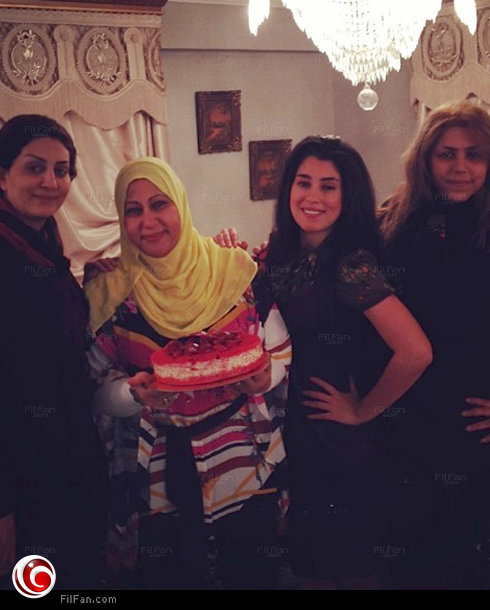 آيتن ووفاء مع والدتهما