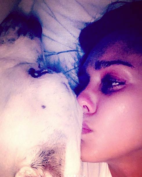 جيسيكا ألبا تحضن كلبتها