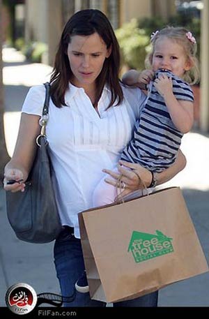 جينيفر جارنر وهى حامل في طفلتها الثانية وتحمل على ذراعها طفلتها الأولى