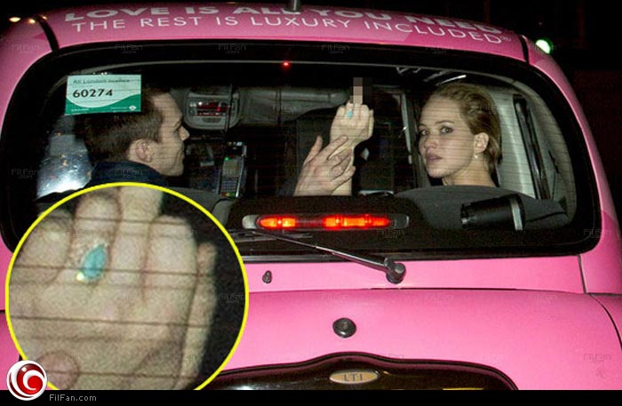 جينفر لورانس تشير بإشارة بذيئة للمصورين كاشفة عما قد يكون خاتم خطوبتها