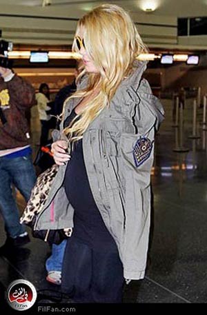 جيسيكا وهي تبدو عليها مظاهر الحمل