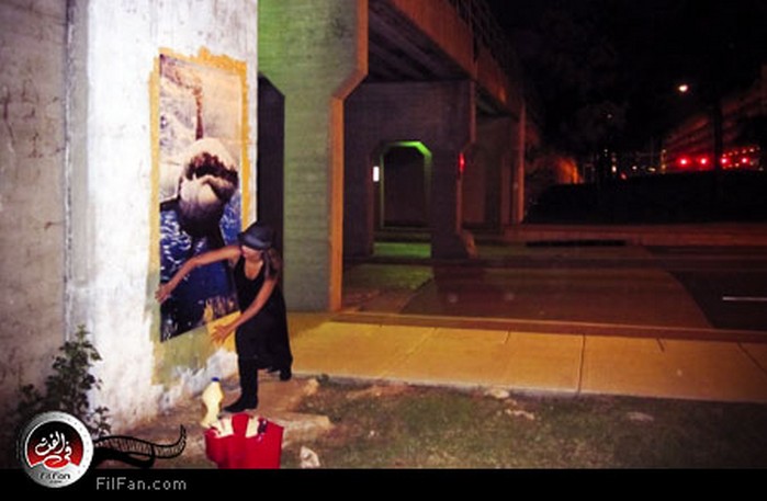 جيسيكا ألبا أثناء وضع أحد الملصقات