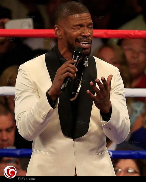 جيمي فوكس أثناء غناء النشيد الوطني