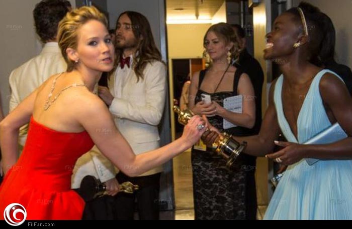 جينيفر لورانس تحاول مازحة سرقة الأوسكار من لوبيتا نيونجو