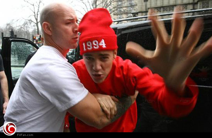 جاستين بيبر يتهجم على أحد مصوري الفضائح