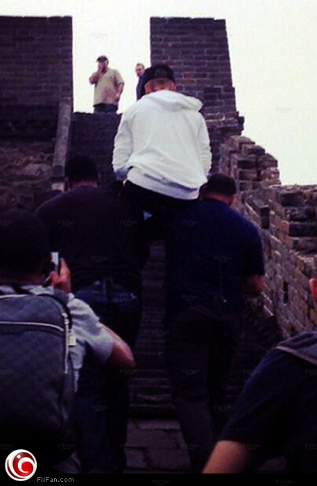 جستين بيبر يصعد سور الصين العظيم على أعناق حراسه