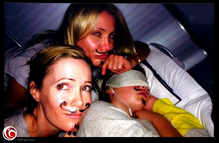 ليزلي مان وكاميرون دياز تمزحان مع كيت أبتون برسم شارب لها