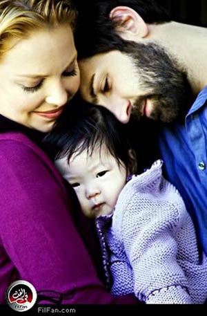 كاثرين هيجل مع زوجها جوش كيلي وطفلتهما &quot;ناليغ&quot;