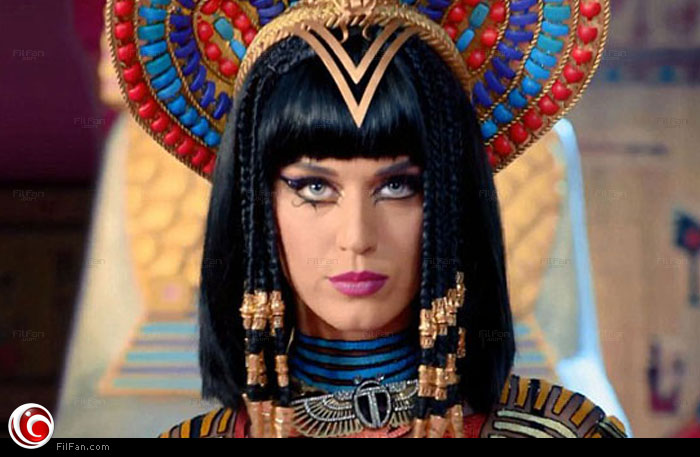 كاتي بيري تحول الملوك الذين يتوددون لها إلى تراب