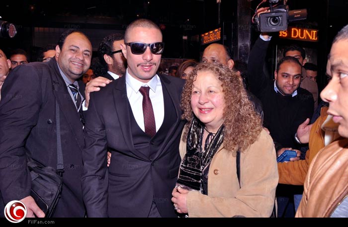 سمية الألفي مع ابنها أحمد الفيشاوي في العرض الخاص لفيلم &quot;خارج الخدمة&quot;