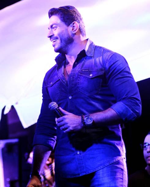 خالد سليم يغني تحت الأمطار