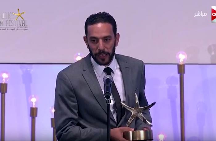 المخرج محمد زيدان يتسلم جائزة أفضل فيلم وثائقي طويل