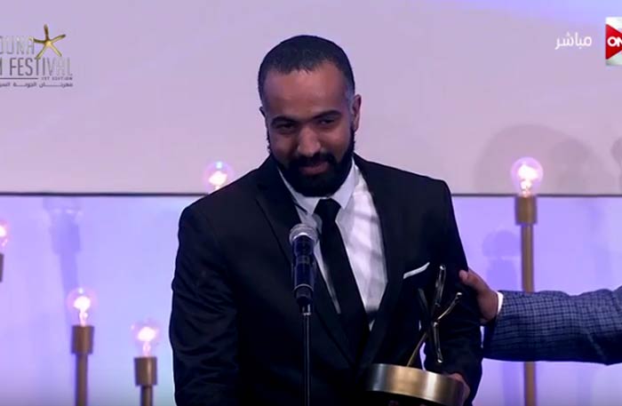 المخرج تامر عشري يتسلم جائزة أفضل فيلم روائي طويل عن فوتوكوبي