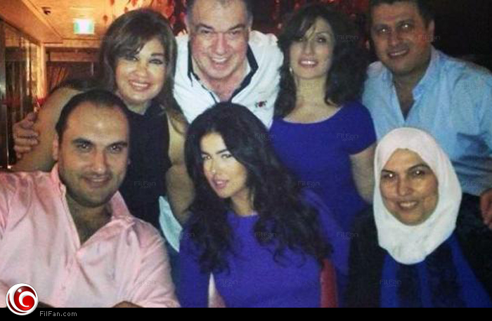 فيفي عبده وعائلتها مع العروس