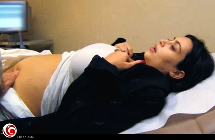 كيم في لقطة ببرنامجها &quot; Keeping Up With the Kardashians&quot; وهي تطمئن على صحت جنينها