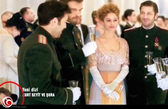 أحد فنيين الإضاءة يظهر في أحد مشاهد المسلسل