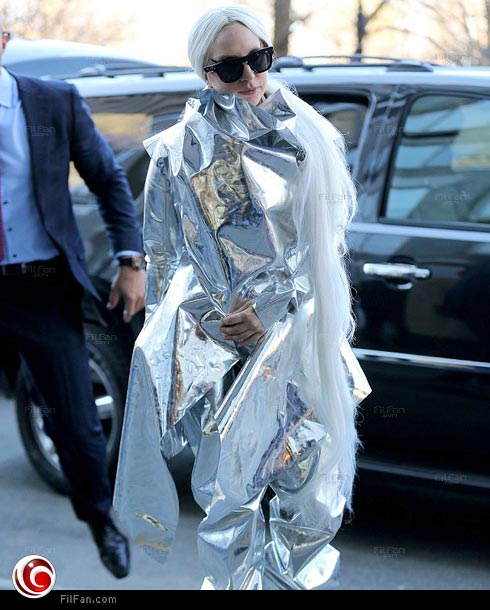 ليدي جاجا في أحدث إطلالاتها الغريبة