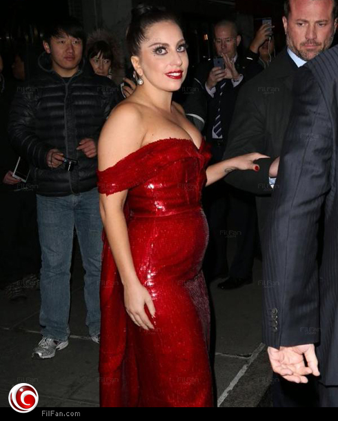 ليدي جاجا في ظهورها الذي أثار التساؤلات حول حملها