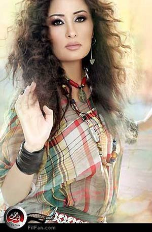 الفنانة لطيفة