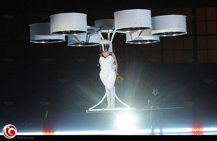 ليدي جاجا تحلق بفستانها الطائر