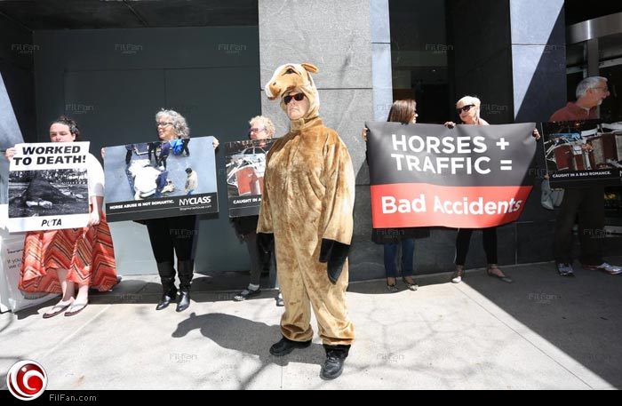 احتجاجات أمام منزل ليام نيسون بمانهاتن