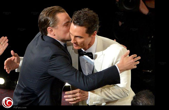 ليوناردو دي كابريو يعانق ماثيو ماكونهي الذي خطف منه جائزة أفضل ممثل