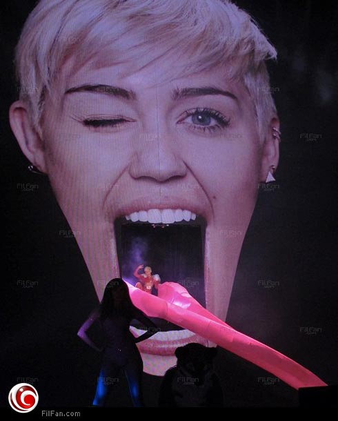 مايلي سايرس تنزلق من لسانها الطويل في جولتها الغنائية Bangerz