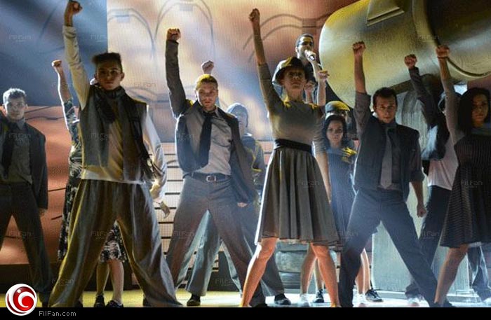 محمود يقف خلف مكبر الصوت