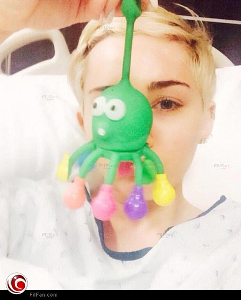 مايلي سايرس من على سرير المستشفى