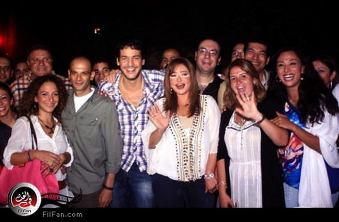 ليلى تتوسط فريق عمل المسلسل