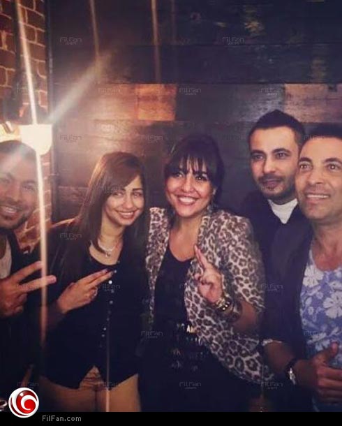 مي كساب وسط أصدقائها سعد الصغير ومحمد نجاتي ومها صبري في عيد ميلادها