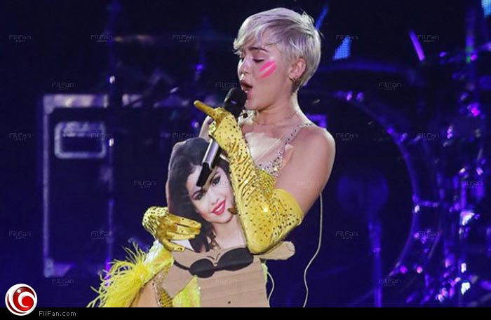 مايلي سايرس تهين سيلينا جوميز في إيطاليا