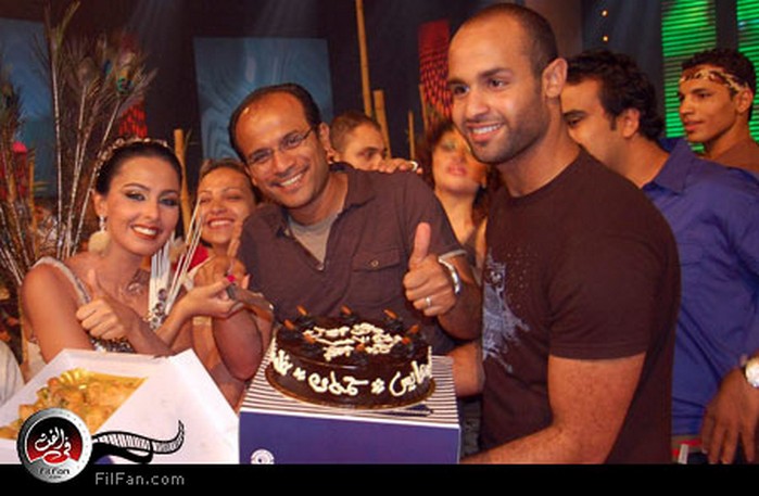 ميس تحتفل مع فريق عمل البرنامج